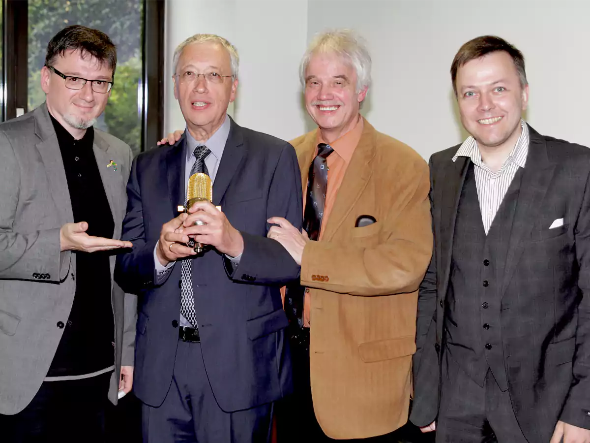 Dieter Pfarre (2. von links) erhielt jetzt das „Goldene Mikro des RuhrstadtStudios“. Christian Lukas, Michael Winkler und Marek Schirmer (v.l.) gratulierten ihm dazu. (Foto: JMG/EVK)