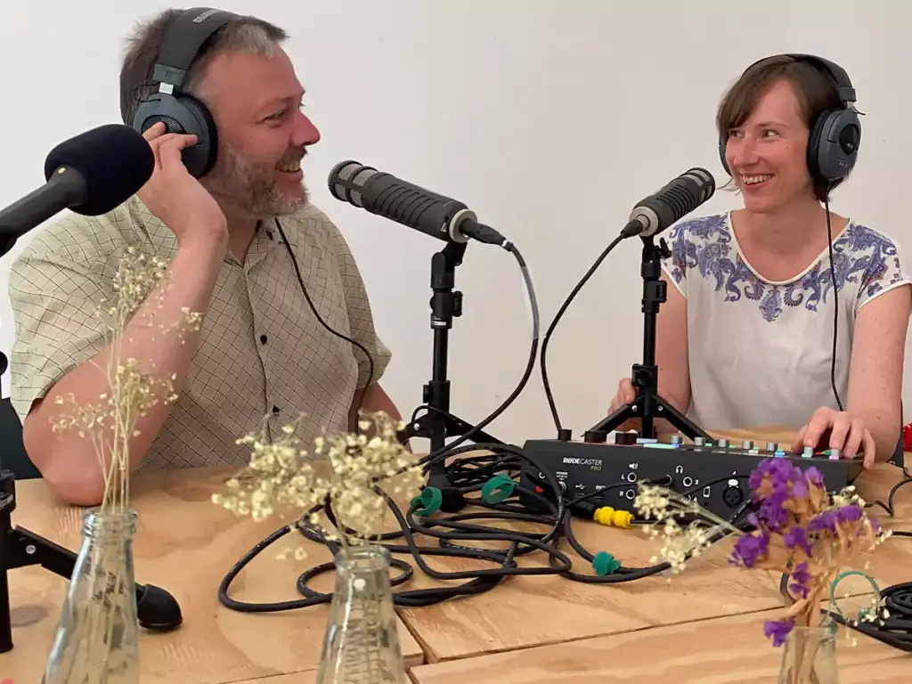 Marek Schirmer und Vera Moneke testen schon mal die Aufnahmeeinheit: Das Podcast-Projekt im „Lokal“ im Wiesenviertel in Witten freut sich über technisches Equipment. (Foto: Wiesenviertel e.V.)