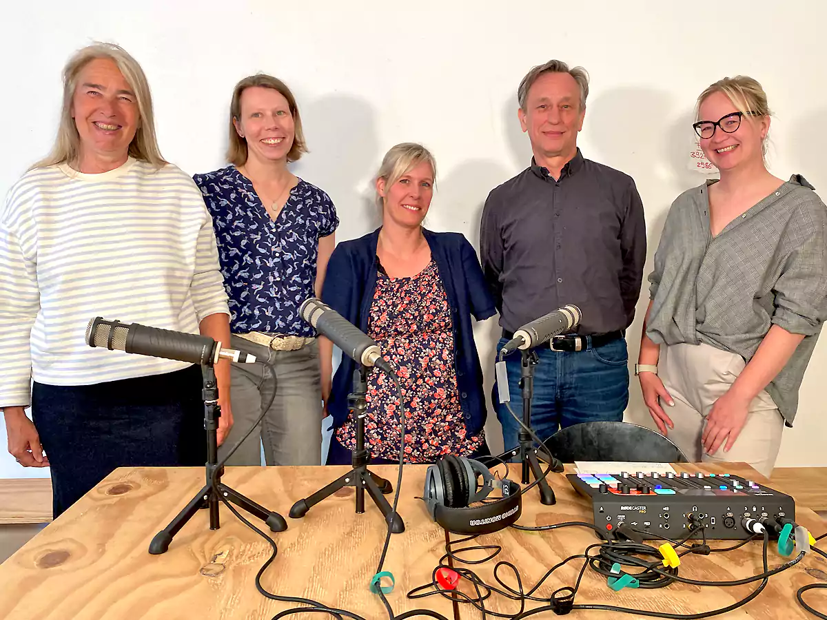 Engagierte Ehrenamtler*innen stellen den Kulturtag im Café Zukunft Ehrenamt vor: Organisatorin Kati Glathe (l.), Chantal Priesack und Nina Gilfert vom Meisterwerk Mensch e.V., Harald Rosenberg vom Fotoclub ObjektivART’96 e.V. und Nataliya Koschel vom Deutsch-Ukrainischen Kulturverein Wolja e.V.