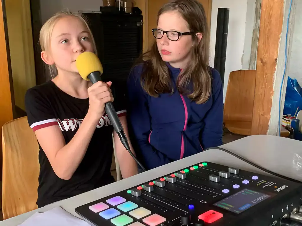 Theater-Spiele Witten: Das junge Ensemble des Jugendprojektes „Auf die Bühne“ nahm ihre Radiosendung auf dem Dachboden auf. (Foto: Theater-Spiel)