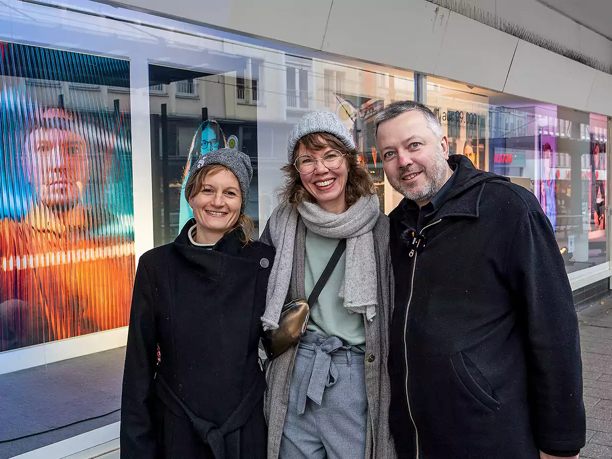 Vernissage der Ausstellung zum Podcast: Fotodesignerin Julia Unkel, Podcasterin Britta Lennardt und Produzent Marek Schirmer (Foto: Jörg Fruck / StadtWitten)